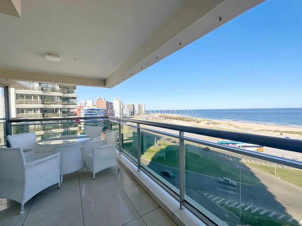Apartamento de 3 dormitorios mas dependencia de