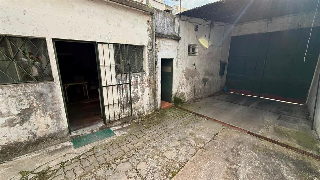 Proximo Gral Flores y Propios, deposito Oficinas, 330 m2,
