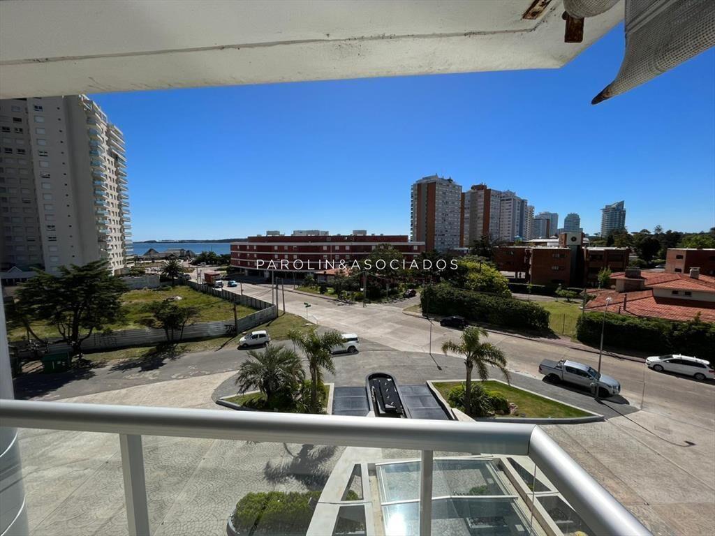Apartamento de 2 dormitorios en venta en edificio
