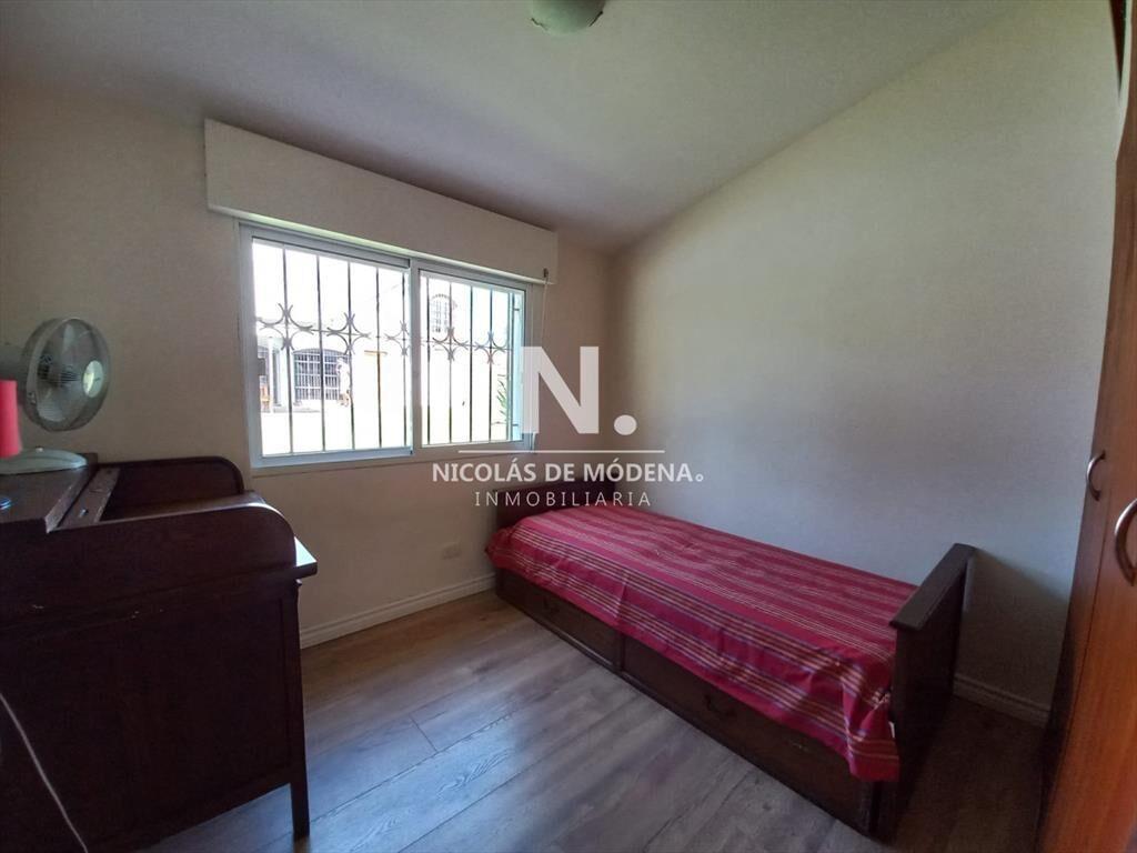 Vende casa de 3 dormitorios totalmente reformada.