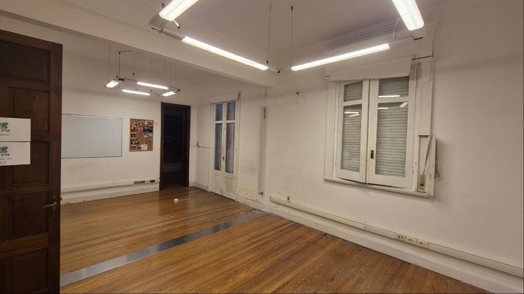 VENTA- OFICINA-LOCAL- SOBRE BVAR ARTIGAS