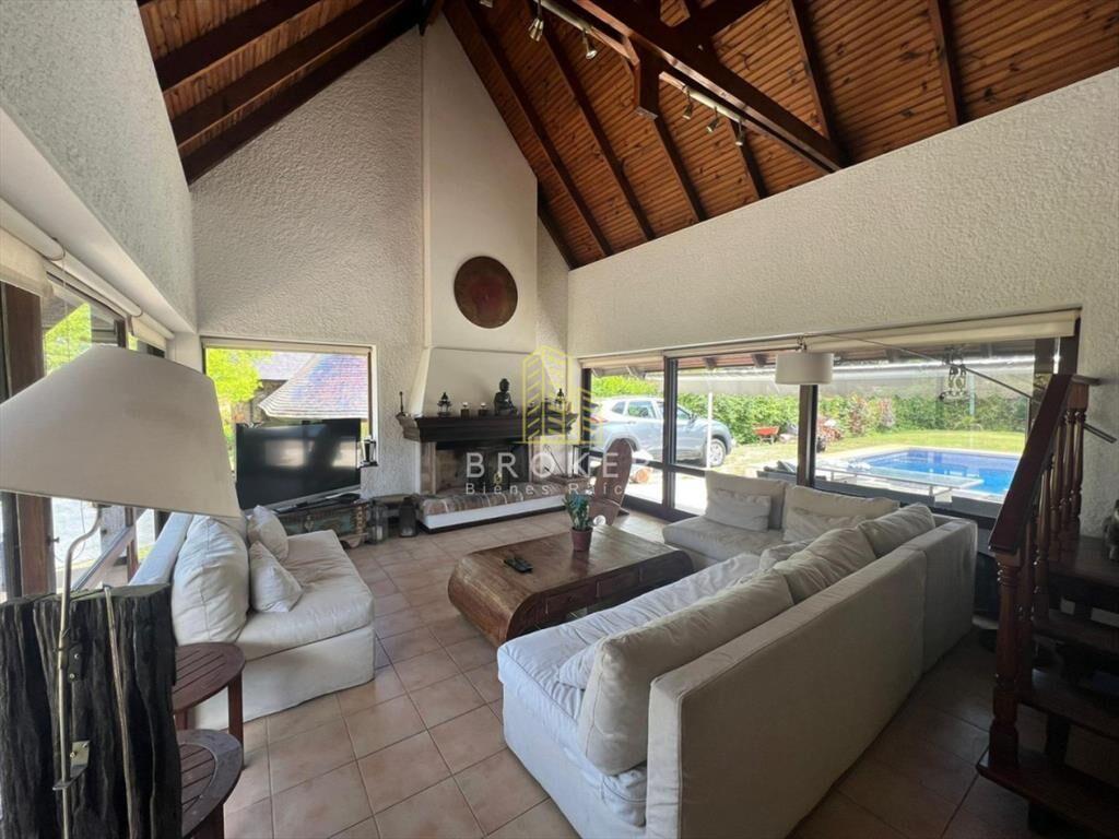 Amplia casa con piscina y hermoso jardÃ­n en