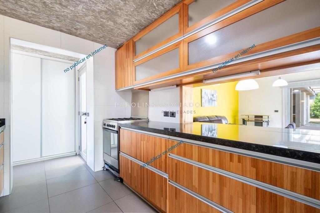 Venta de casa de 4 dormitorios en barrio Punta