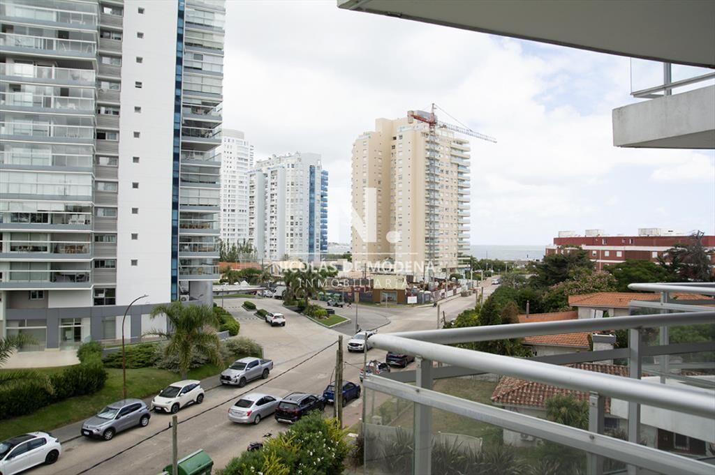 Apartamento de 3 Dormitorios en Playa Mansa en -
