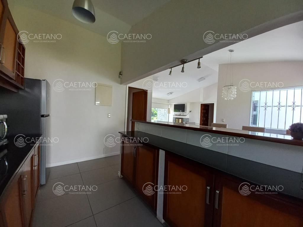 Vende casa de 3 dormitorios totalmente reformada. Con pisci