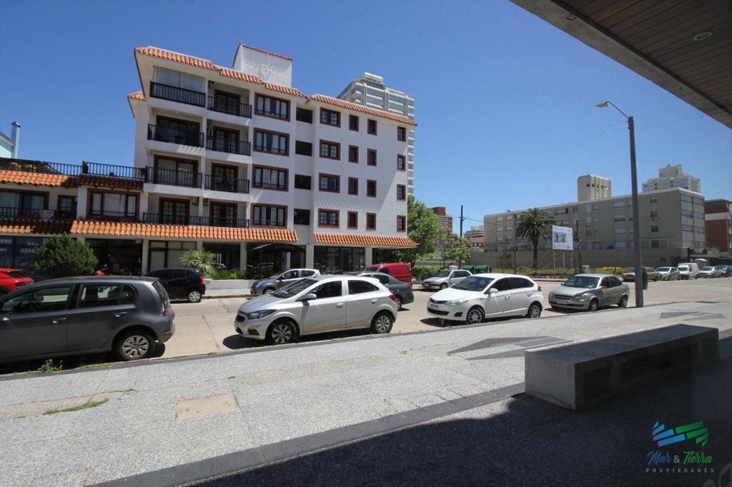 Se alquila local a la calle en Punta del Este, zona Peninsu