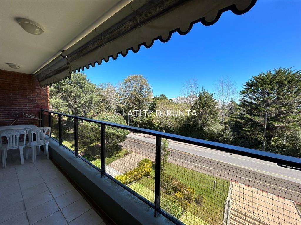 Apartamento en Mansa con parrillero propio, 4