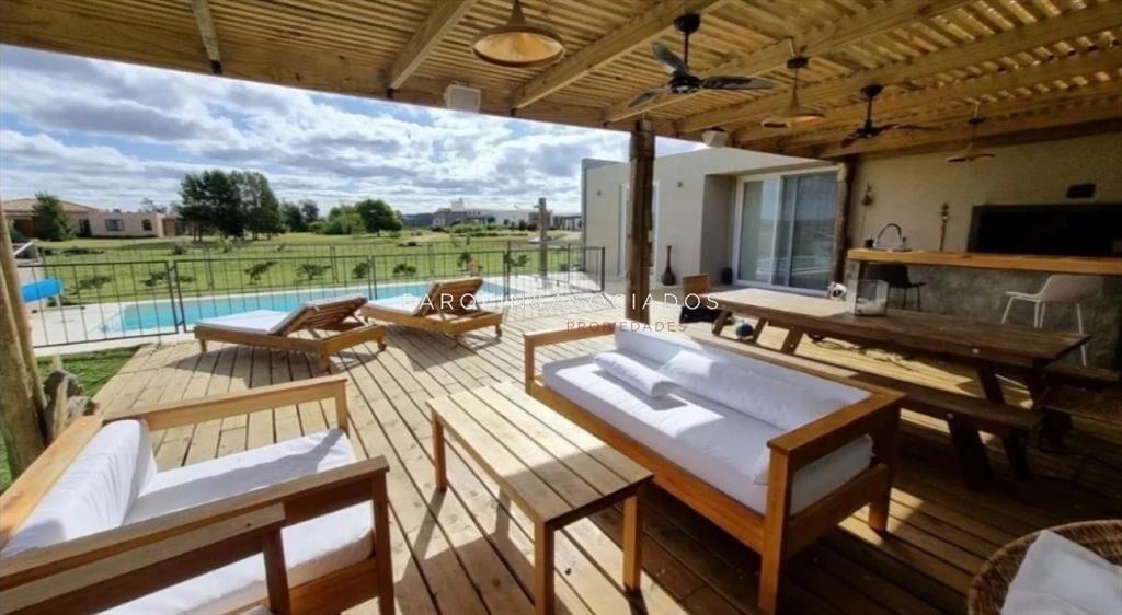 Hermosa casa en venta en barrio privado El Punta