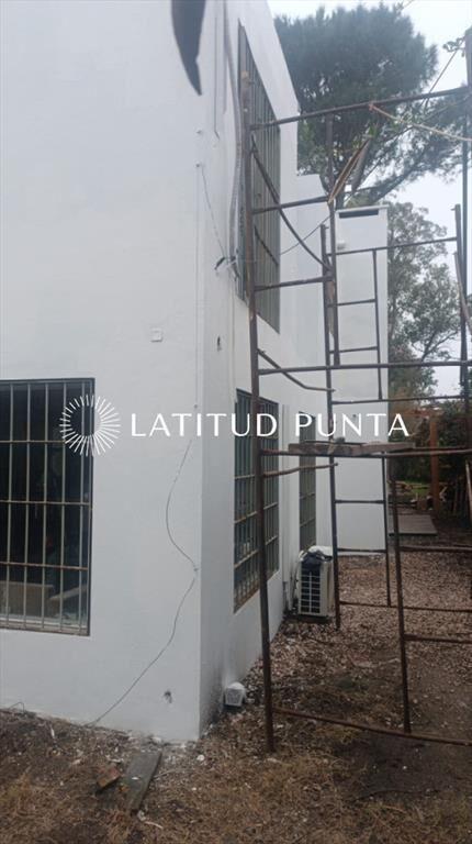 Venta de casa reciclada a 100 metros playa de edificio Dela