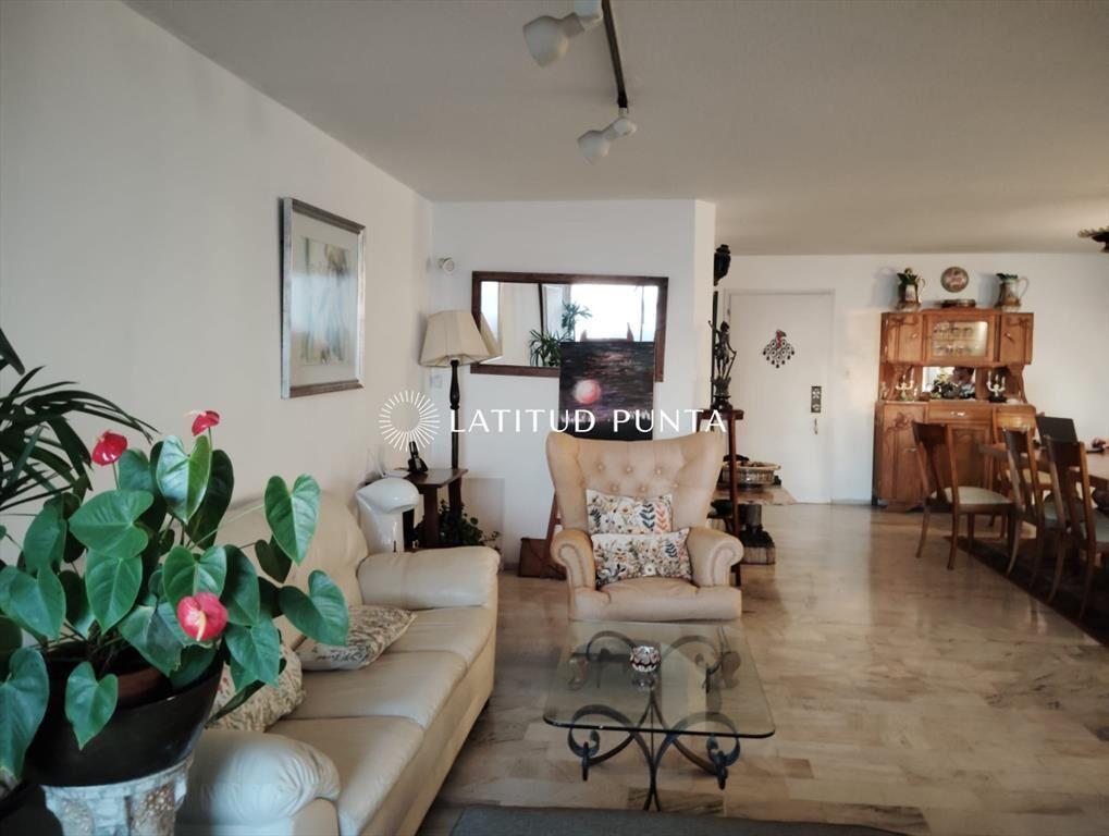 Apartamento en Roosevelt, 3 dormitorios más