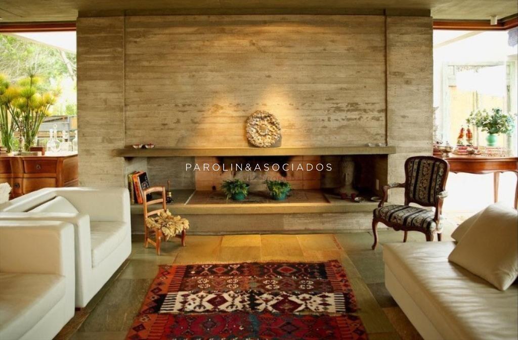 Moderna casa en venta con 3 Suites y piscina en El Chorro,