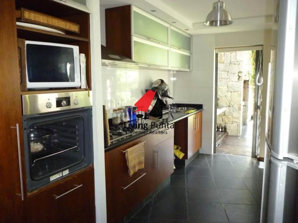 Hermosa casa de 4 dormitorios en agradable entorno.