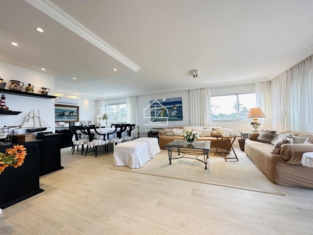 Venta  y alquiler de apartamento de 4 dormitorios en Punta