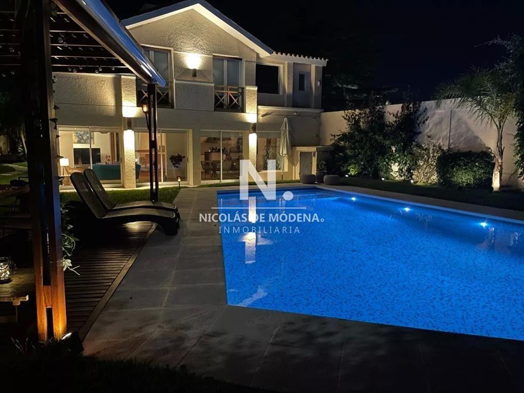 Exclusiva propiedad en VENTA en Carrasco Sur de 5
