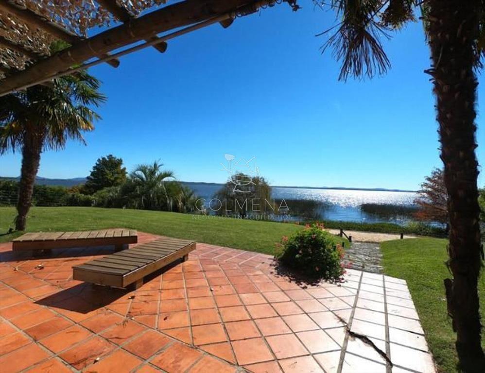 Casa  sobre la Laguna con playita