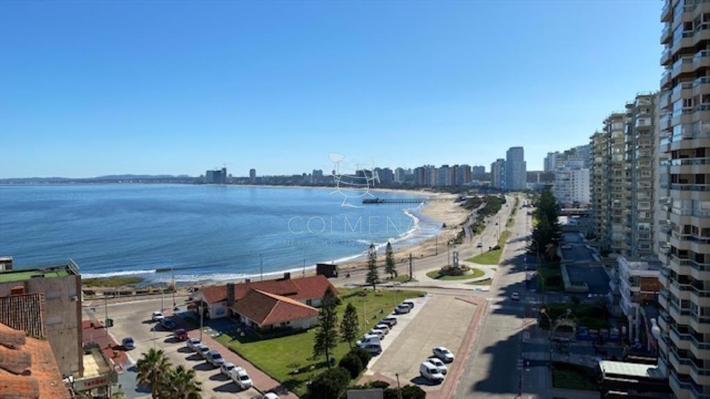Apartamento con excelente vista a playa mansa y -