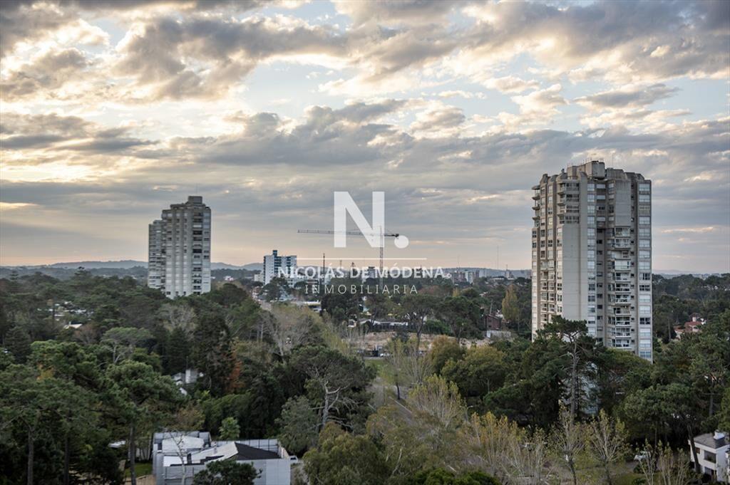 Vende apartamento de 3 dormitorios en Roosevelt