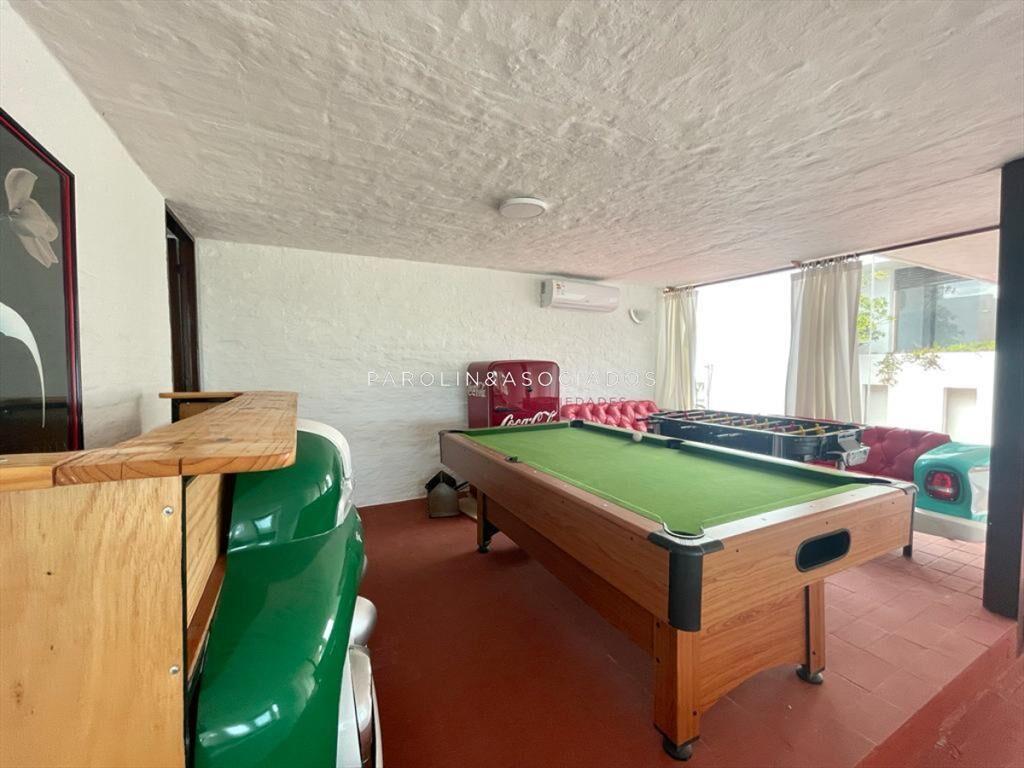 Casa en venta sobre la ruta, frente al mar Punta del Este.
