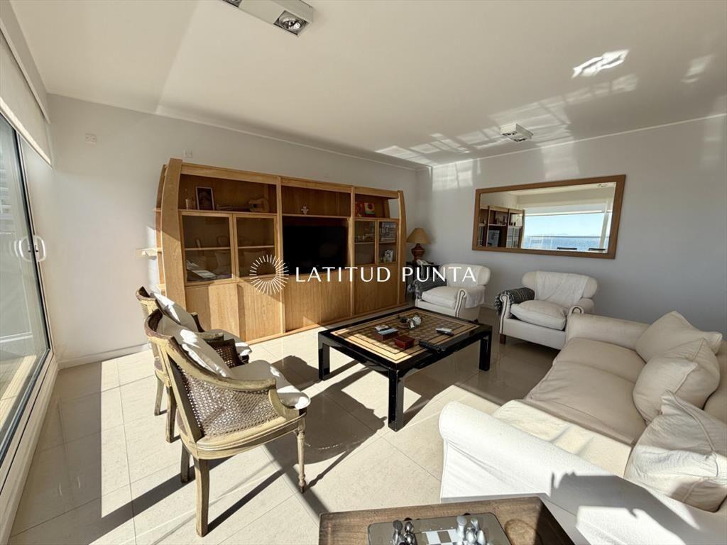 Apartamento de dos suites más dependencia con al