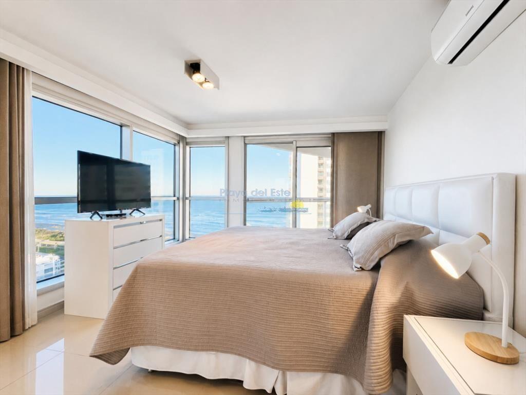 Apartamento de 3 Dormitorios y Dependencia, con y