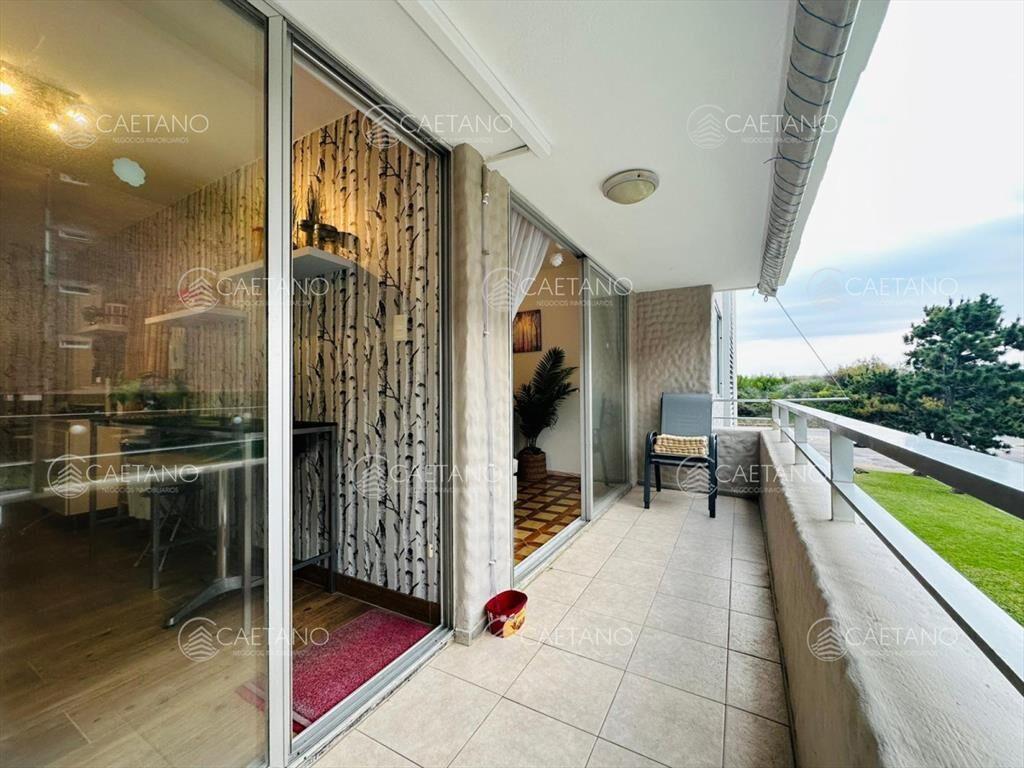 Venta apartamento de 2 dormitorios, con balcón. Playa mans