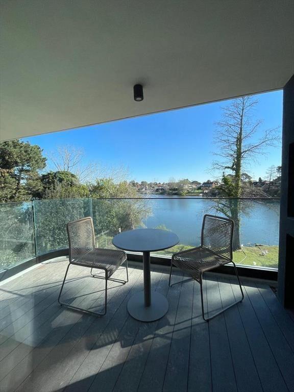 Apartamento en venta, 3 dormitorios, vista al lago y parril