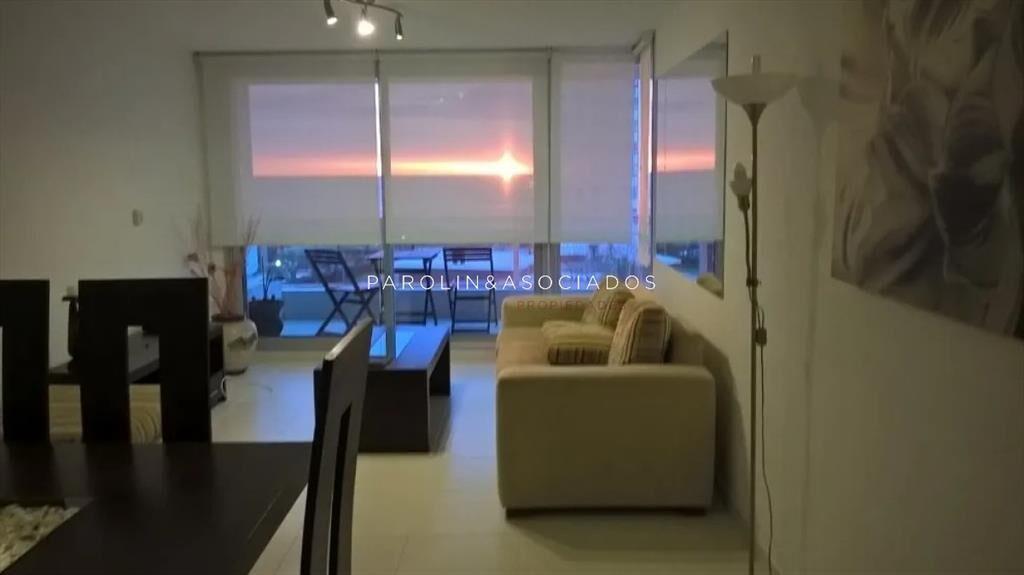 DEPARTAMENTO DE 2 DORMITORIOS  EN SEASON TOWER, PUNTA DEL
