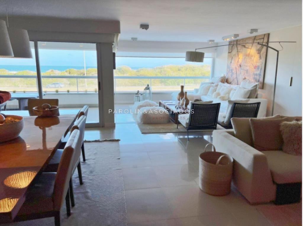 Apartamento en venta de 3 dormitorios + en Punta