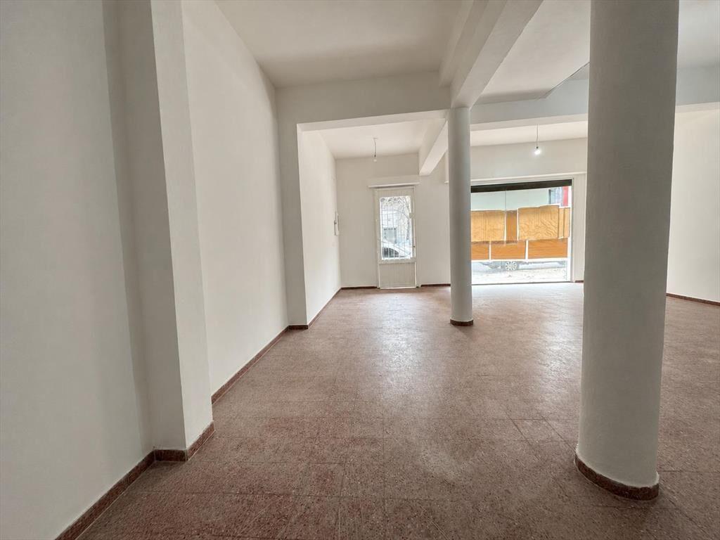 Venta local comercial con renta. Tres Cruces. A dos cuadras