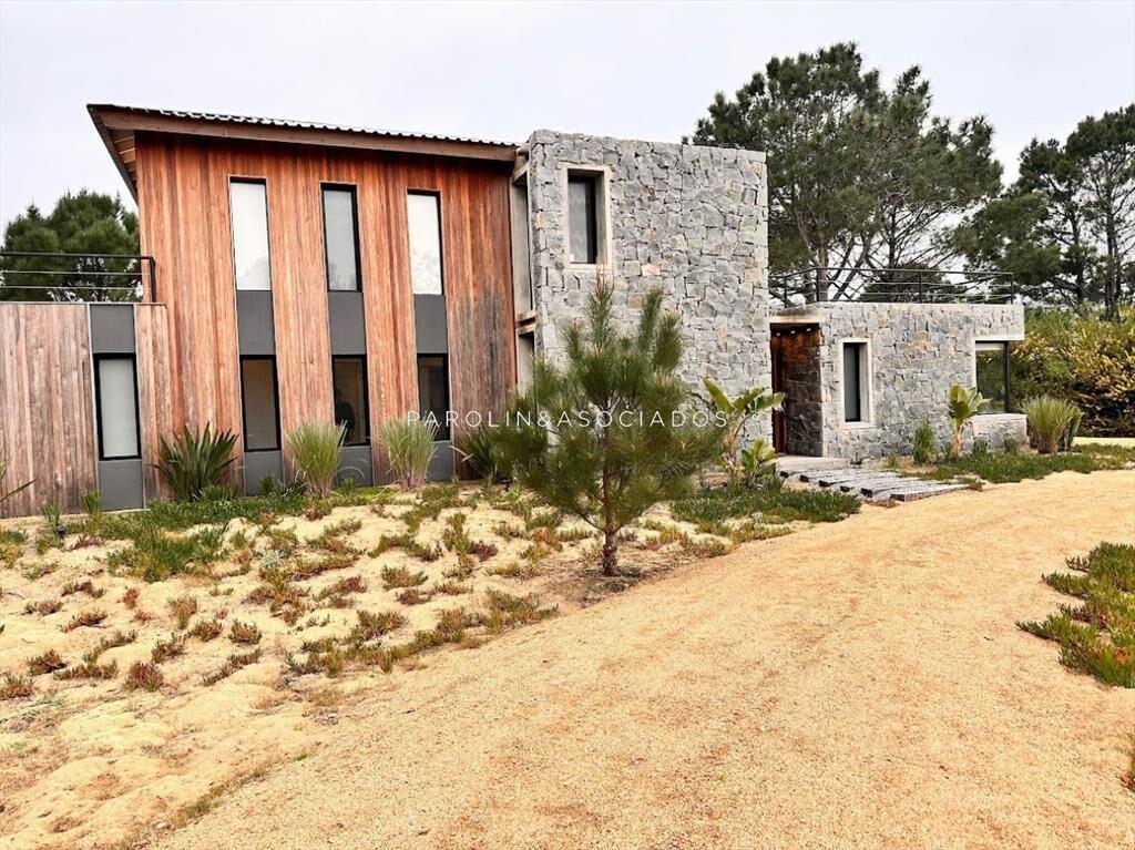 Casa en Venta de 4 Dormitorios en Laguna