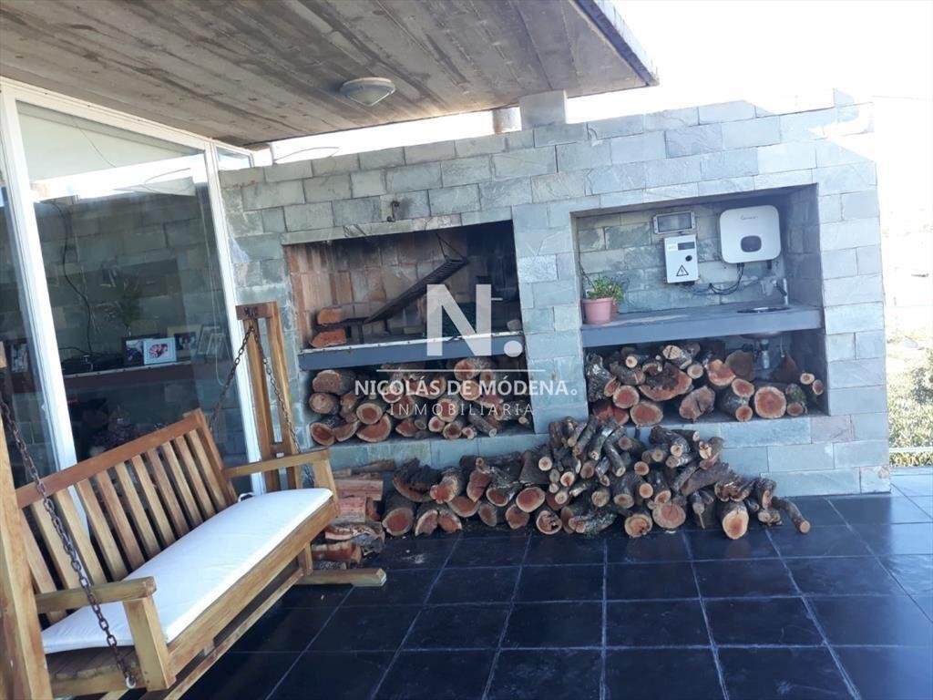 CASA DE 4 DORMITORIOS EN VENTA, FRENTE AL MAR EN