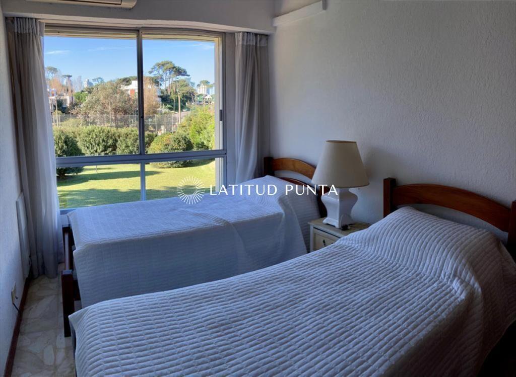 Apartamento de tres dormitorios con vista al mar