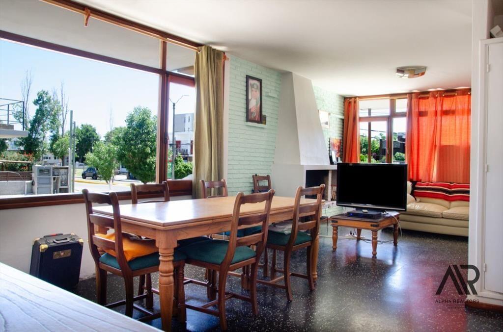 Casa en venta c/ cochera en Playa Mansa