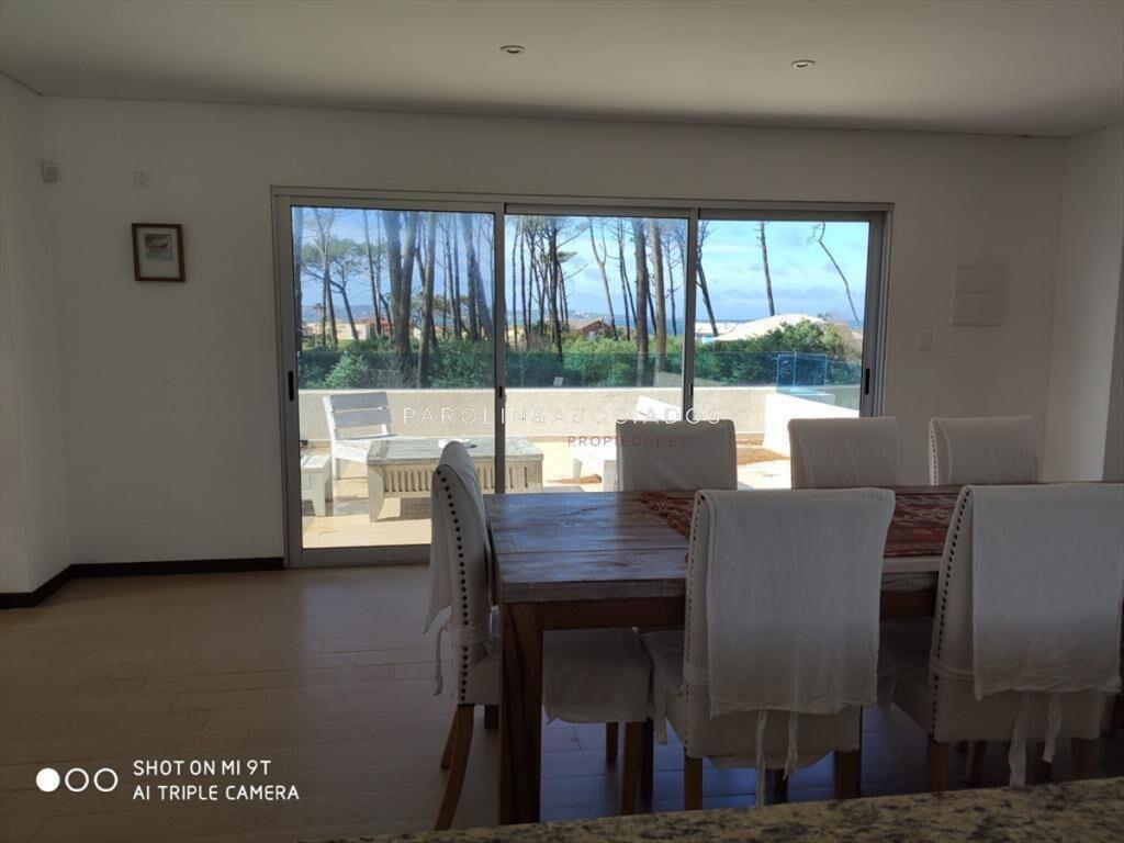 Casa de 3 dormitorios en venta con piscina y vista al mar,