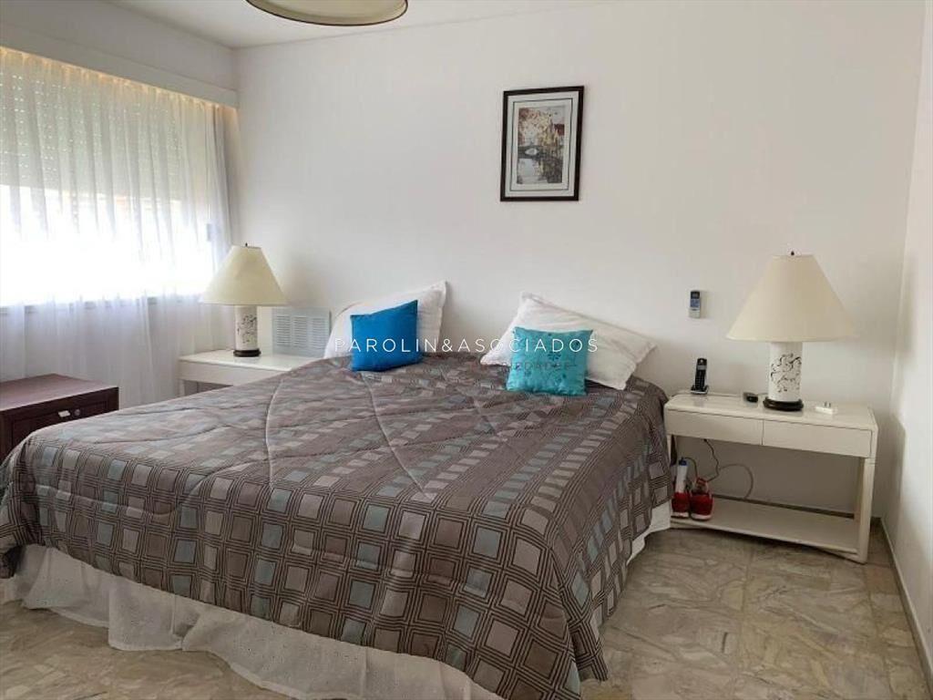 Apartamento de 3 dormitorios en venta en Punta