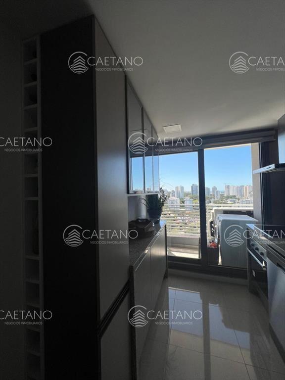 Vende apartamento de 2 dormitorios en suite, con