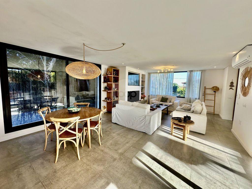Venta de casa en Manantiales de 4 dormitorios y 3 baños