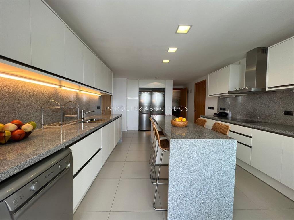 Apartamento en venta de 4 suites en Tiburón del