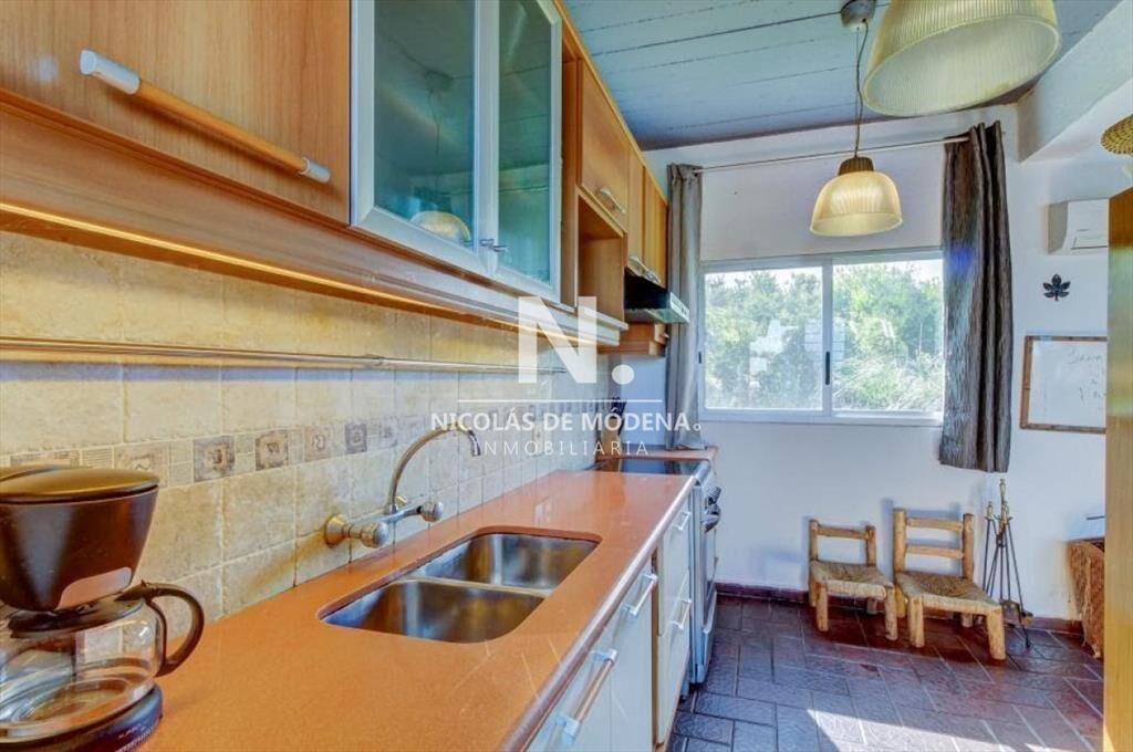 En Alquiler impecable casa con un entorno