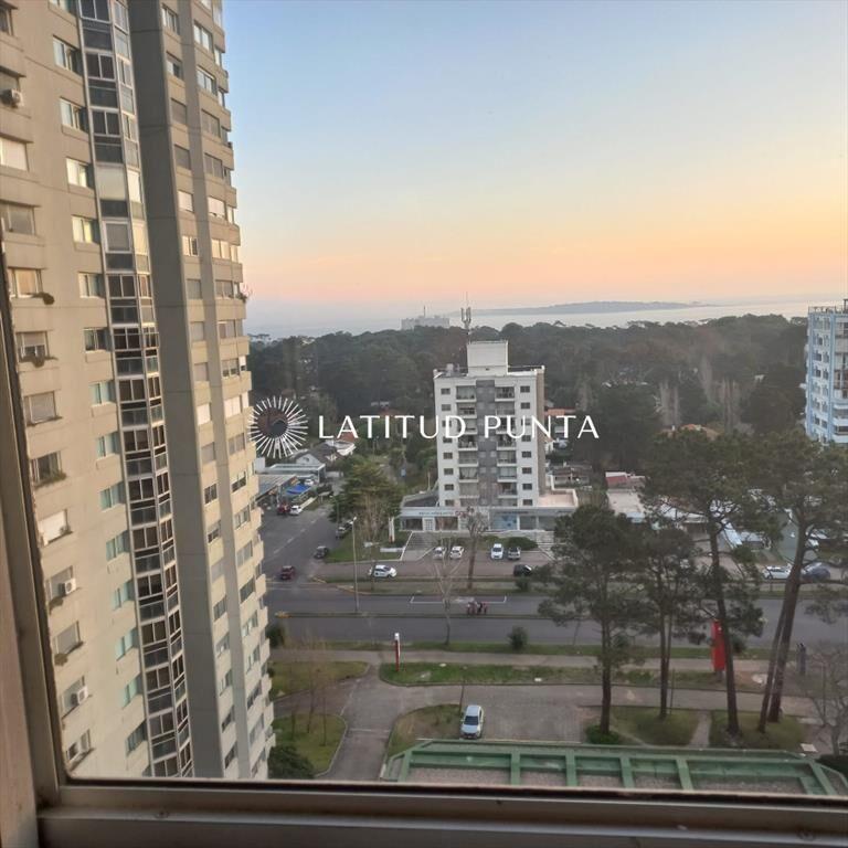 Apartamento en Roosevelt, 3 dormitorios más
