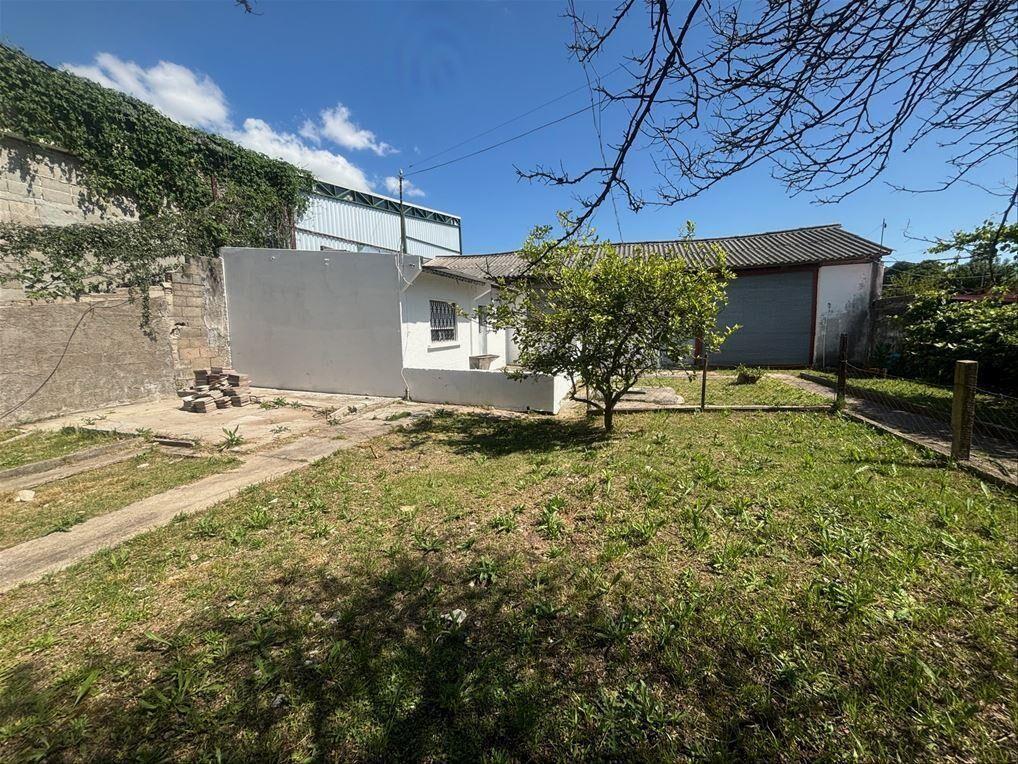 Local tipo galpón, 100 m2 edificados mas casa (Oficina)