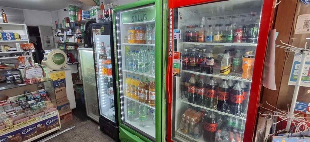 Kiosco al lado de colegio y frente a parada