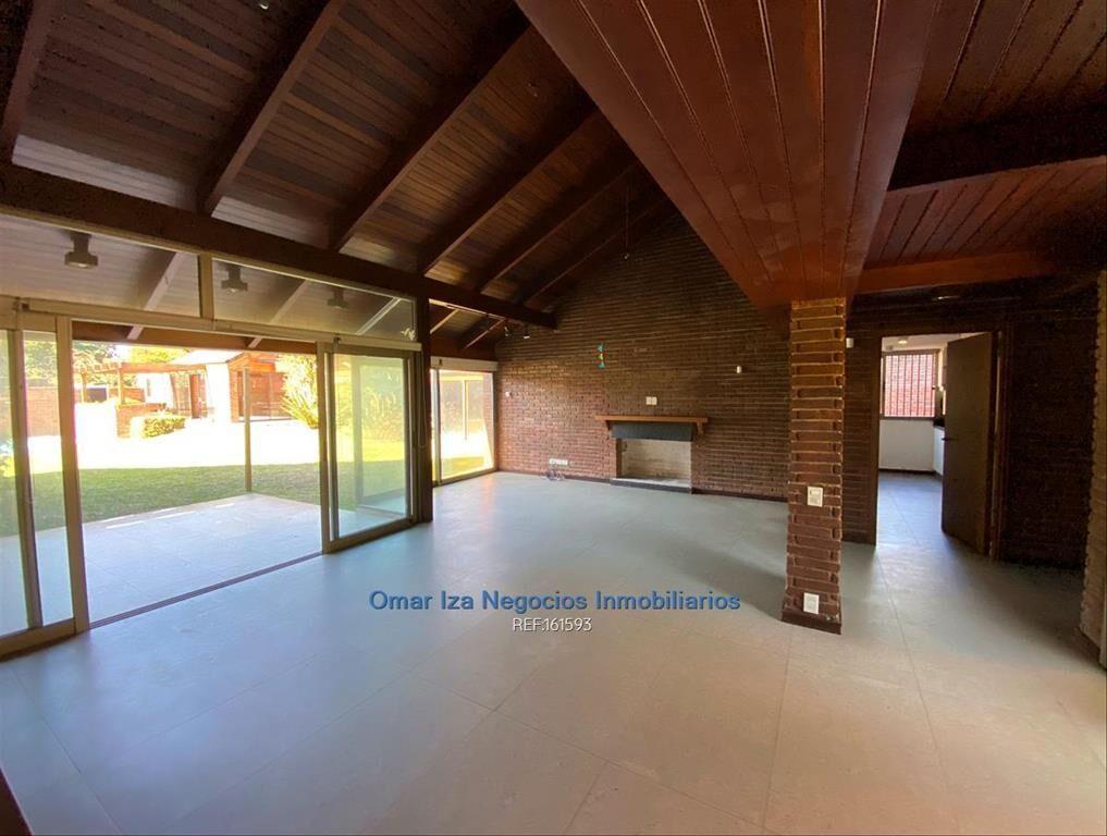 Venta gran casa en Carrasco 4 dormitorios fondo con piscina