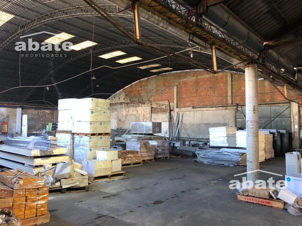 Venta gran local para depósito. Terreno de 8.089 m2 con sal
