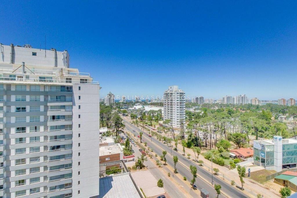Apartamento en venta en piso alto en torre Yoo,
