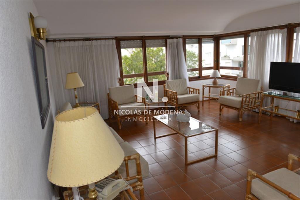 Amplia planta, departamento de 4 dorm + dep en venta, en Pe