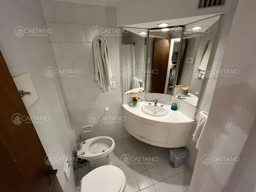 Vende apartamento de 2 dormitorios en Punta del