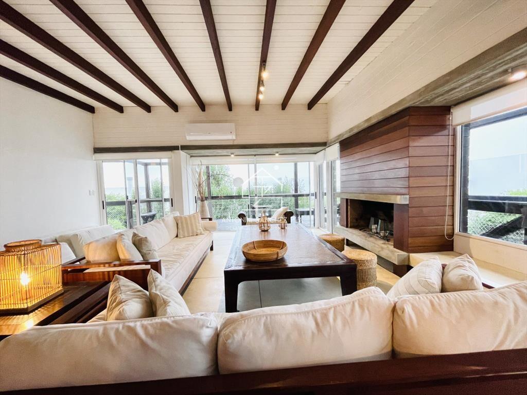 Excelente Casa de 5 Dormitorios en Manantiales, Punta del E