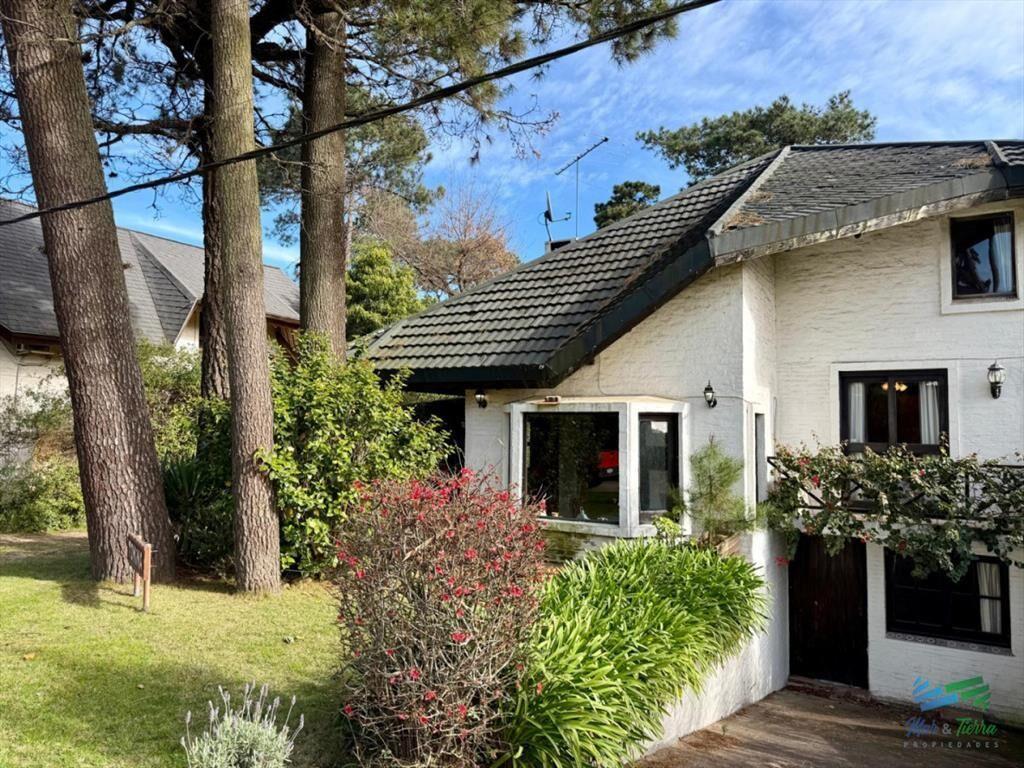 En venta casa 4 dormitorios, con piscina, en del