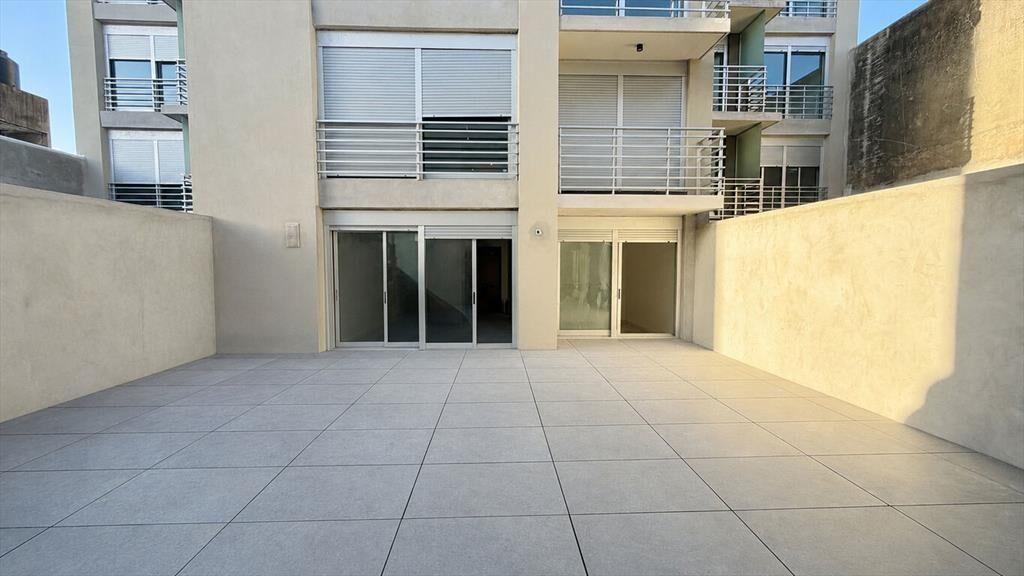 Venta apartamento 1 dormitorio con patio en Cordón a estren